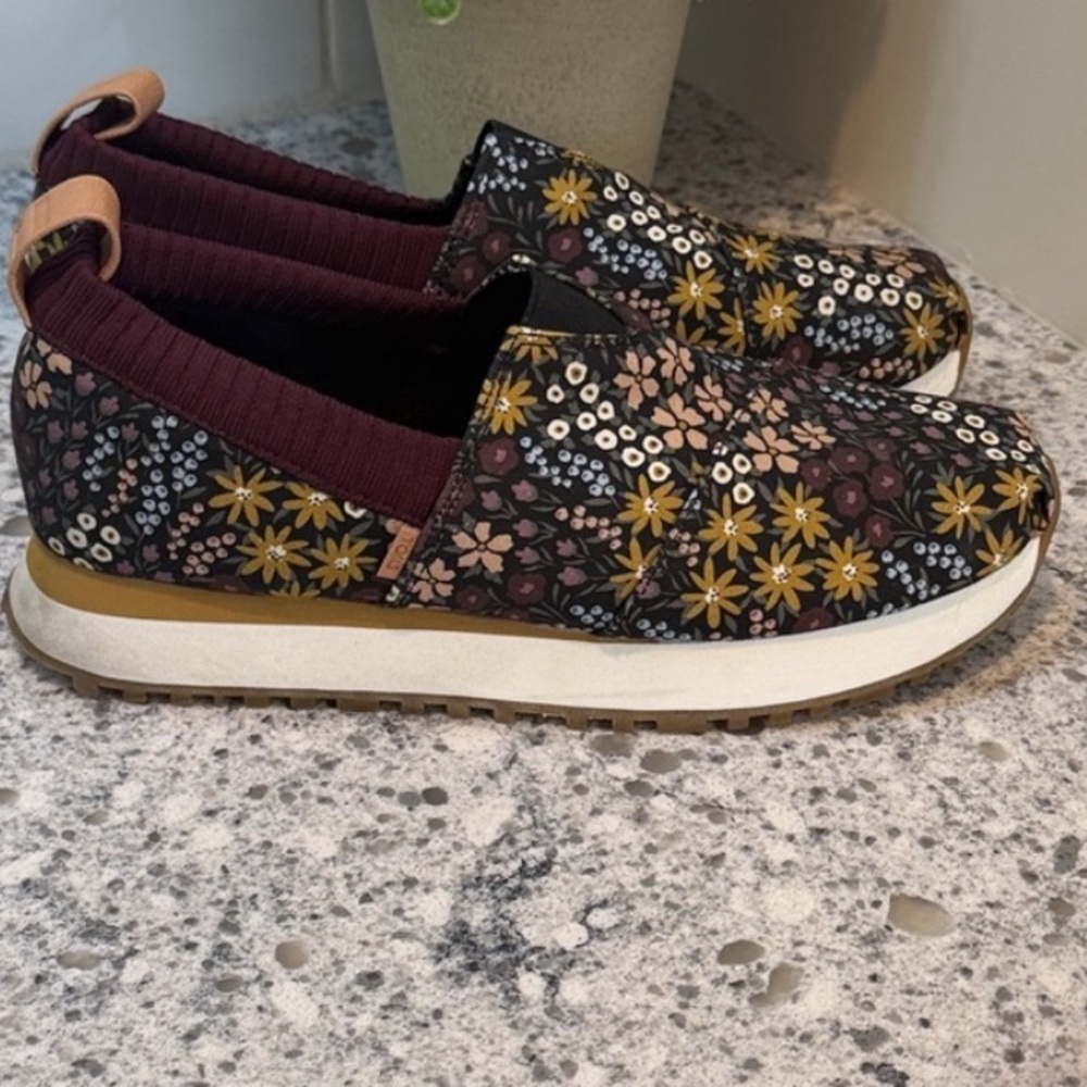 Toms Spring floral slip on shoes womens size 8.5